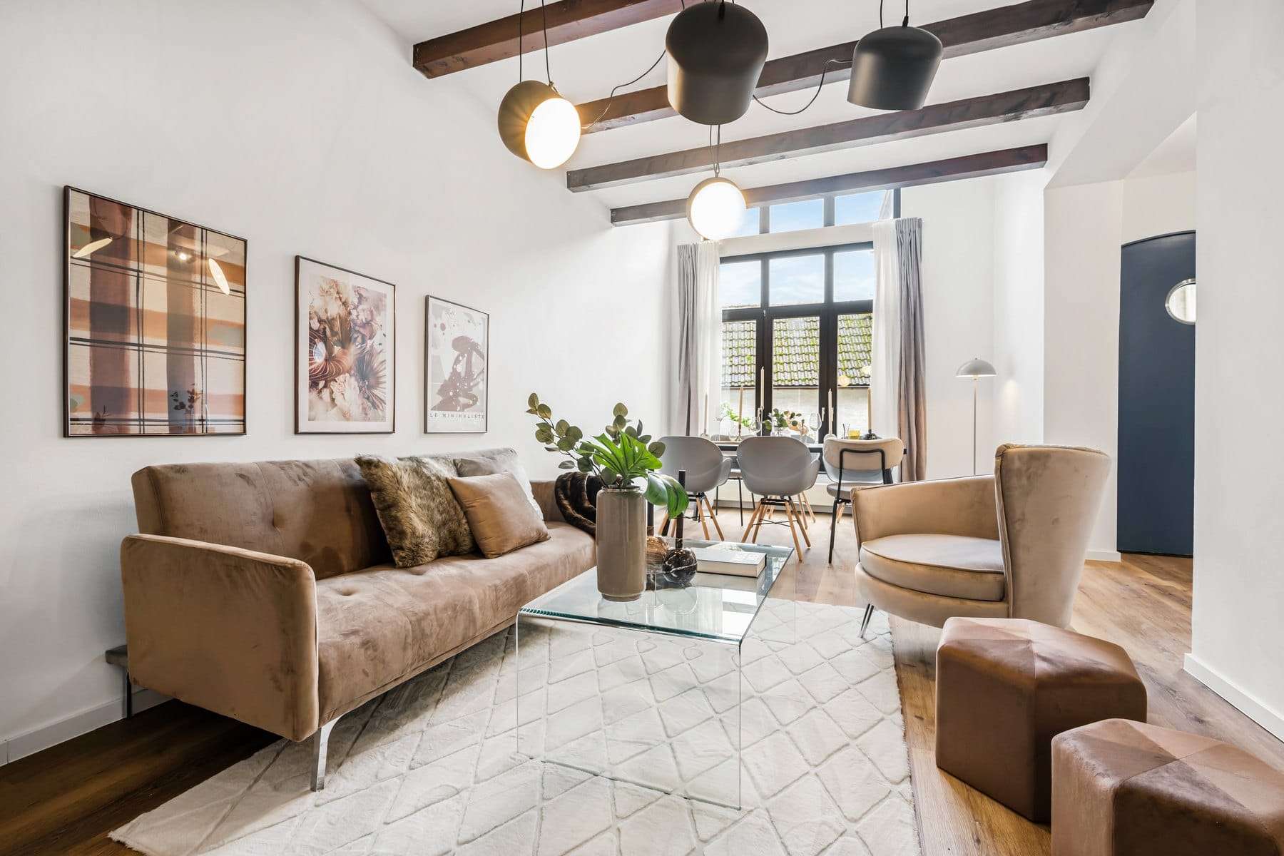 Wohn- und Essbereich nach dem Home Staging, eingerichtet mit Sofa, Sesseln und Esstisch